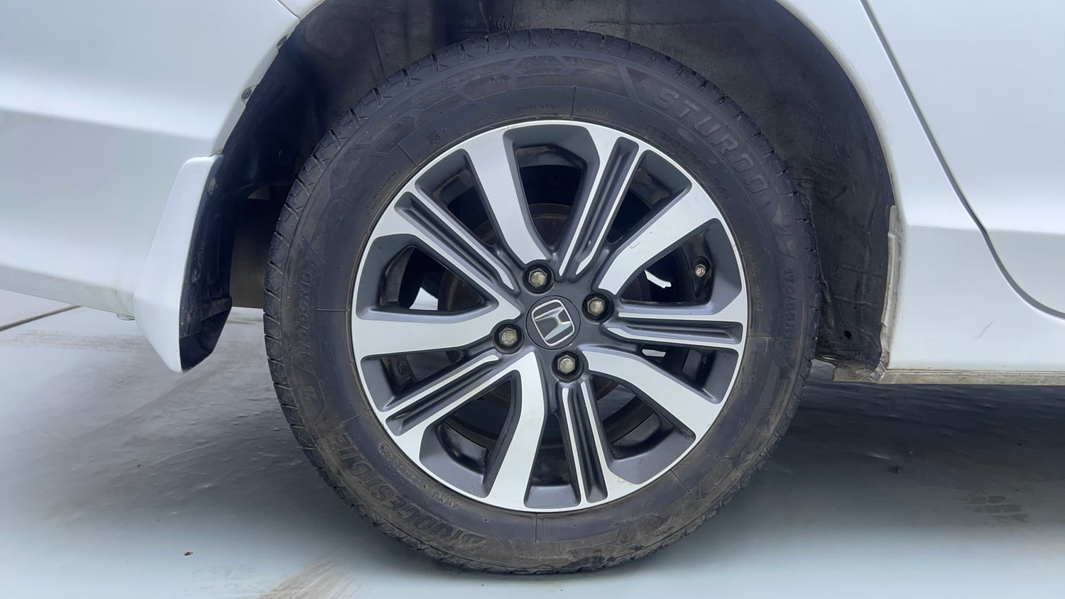 Used 2017 Honda City V CVT Petrol Petrol Automatic tyres RIGHT REAR TYRE RIM VIEW