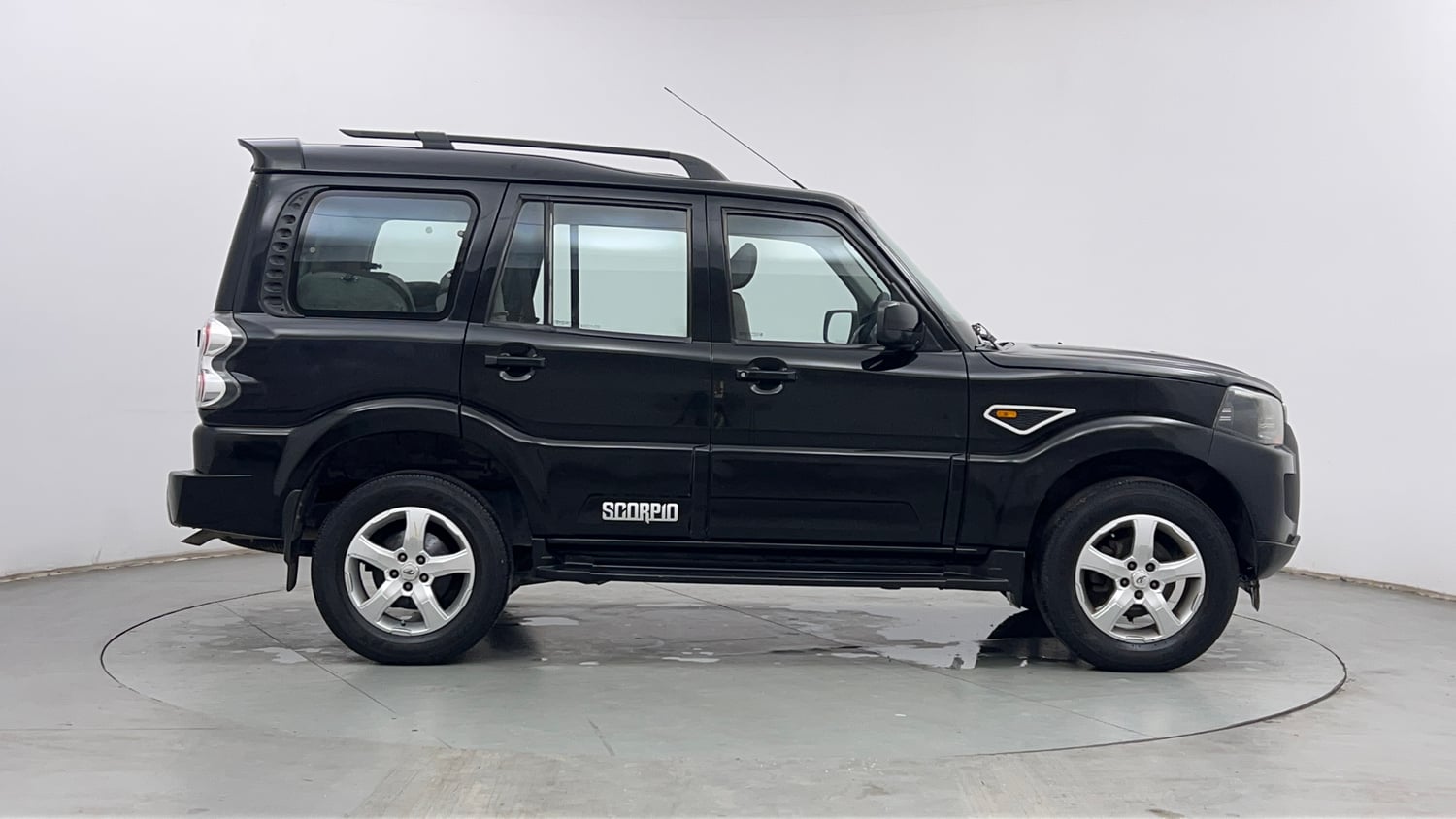 Used 2016 Mahindra Scorpio S6 Plus Diesel Manual exterior RIGHT SIDE VIEW