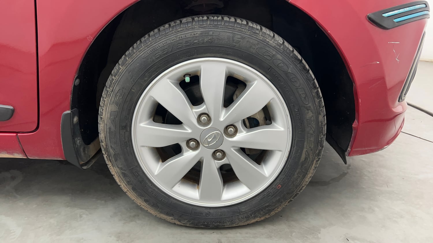 Used 2016 Hyundai Xcent SX 1.2 Petrol Manual tyres RIGHT FRONT TYRE RIM VIEW