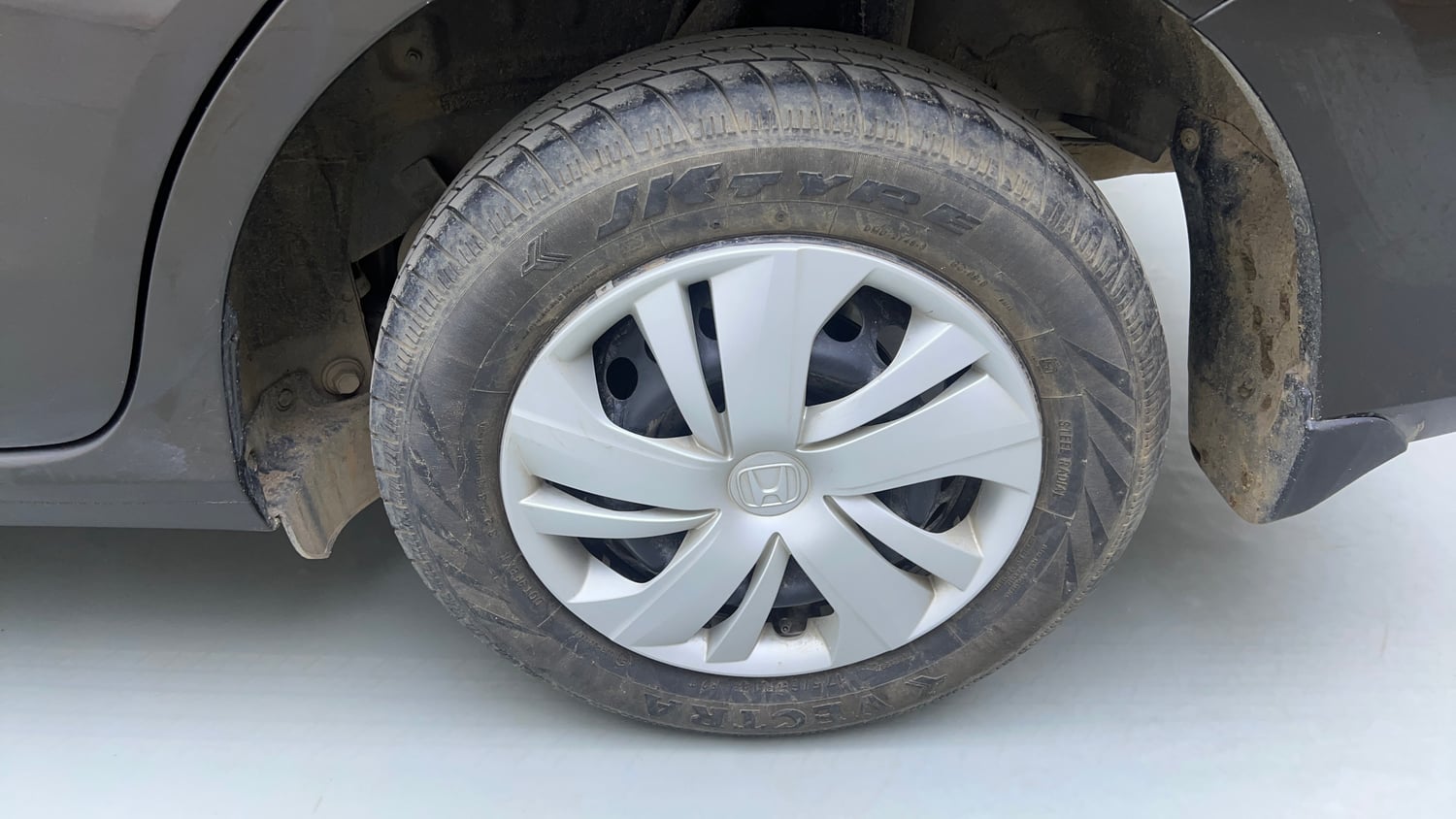 Used 2024 Honda Amaze S 1.2 Petrol MT Petrol Manual tyres LEFT REAR TYRE RIM VIEW