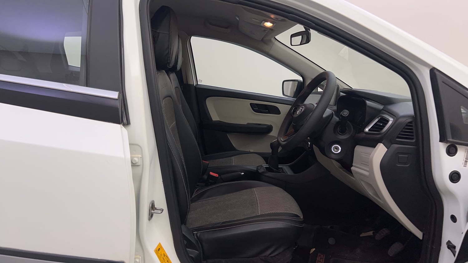 Used 2022 Tata Altroz XM Plus Petrol Petrol Manual interior RIGHT SIDE FRONT DOOR CABIN VIEW