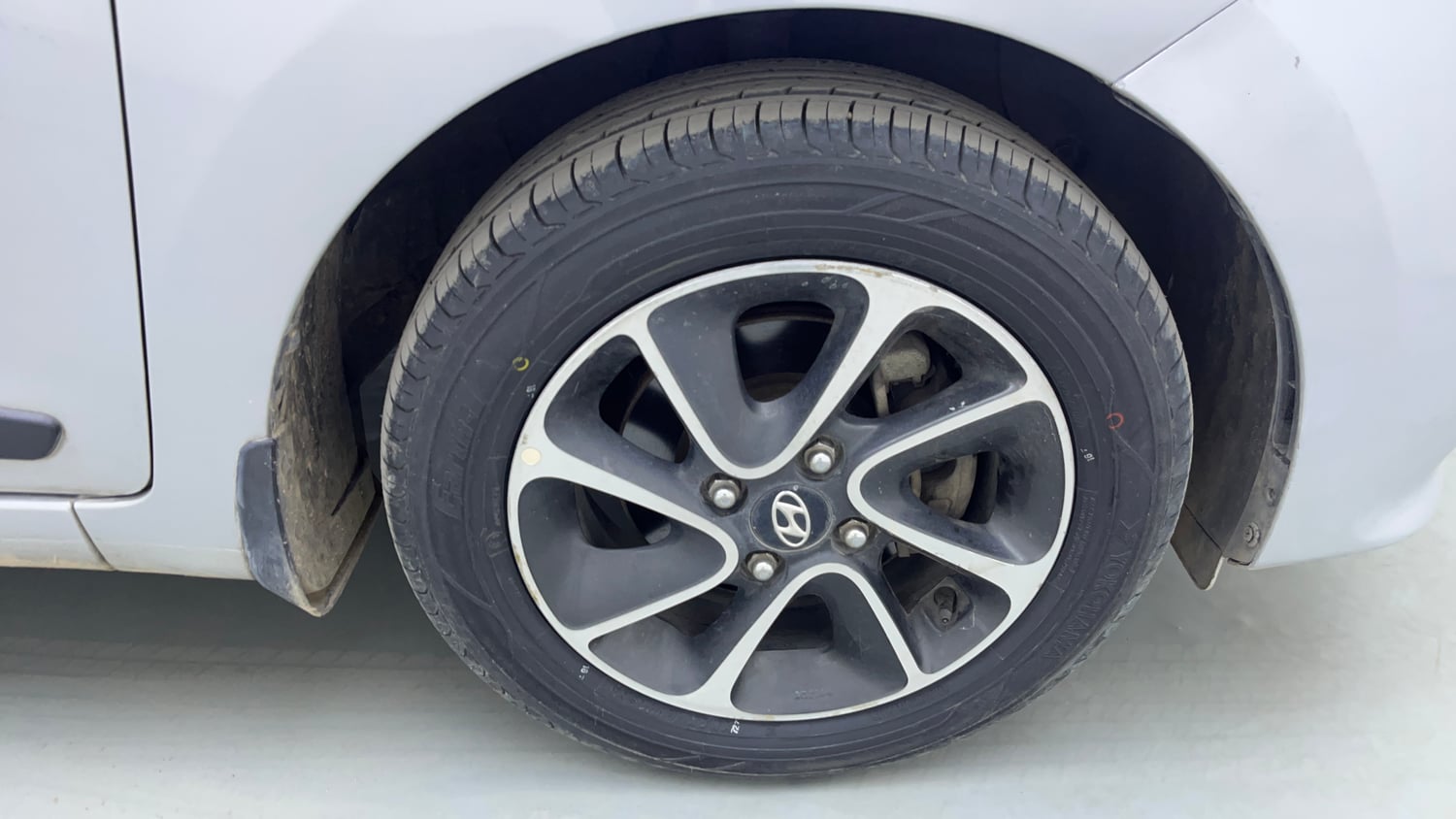 Used 2017 Hyundai Grand i10 Asta 1.2 Kappa VTVT Petrol Manual tyres RIGHT FRONT TYRE RIM VIEW
