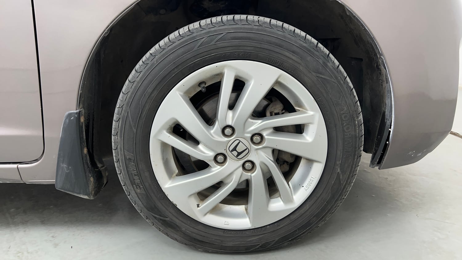 Used 2016 Honda Jazz VX Petrol+cng(outside fitted) Cng Manual tyres RIGHT FRONT TYRE RIM VIEW