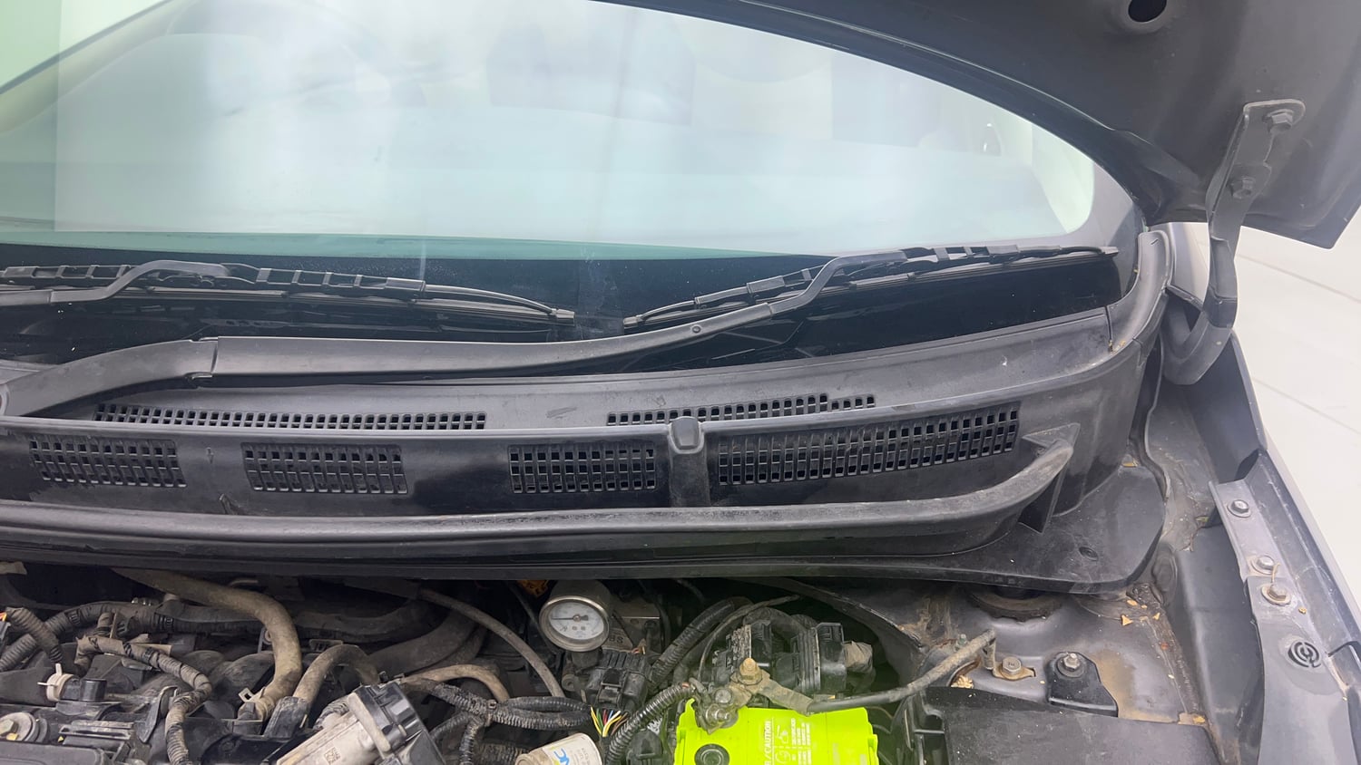 Used 2019 Hyundai Santro Magna CNG Cng Manual engine ENGINE LEFT SIDE HINGE & APRON VIEW