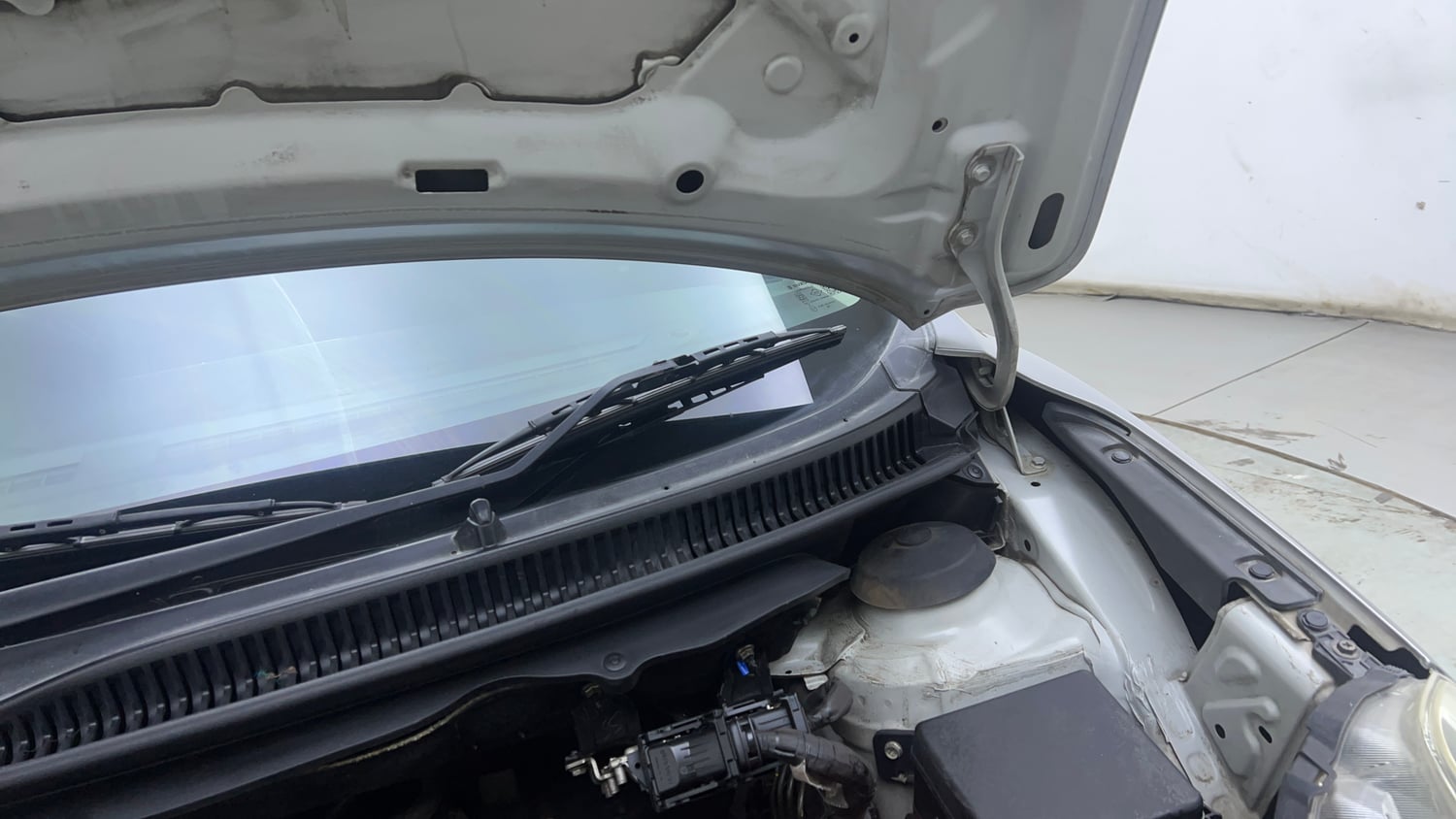 Used 2015 Maruti Suzuki Baleno Alpha 1.2 Petrol Manual engine ENGINE LEFT SIDE HINGE & APRON VIEW