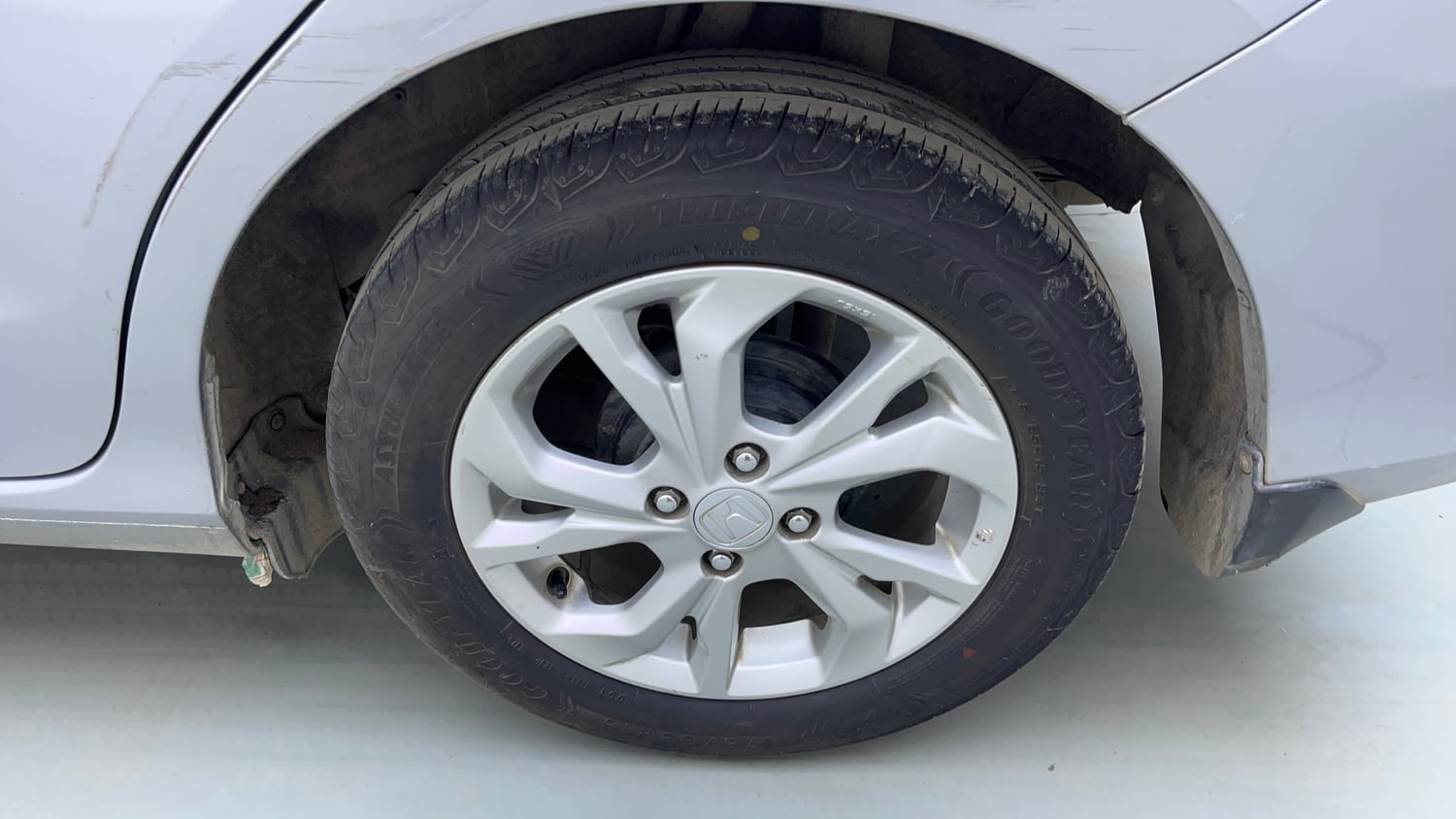 Used 2018 Honda Amaze 1.2 V CVT Petrol Petrol Automatic tyres LEFT REAR TYRE RIM VIEW