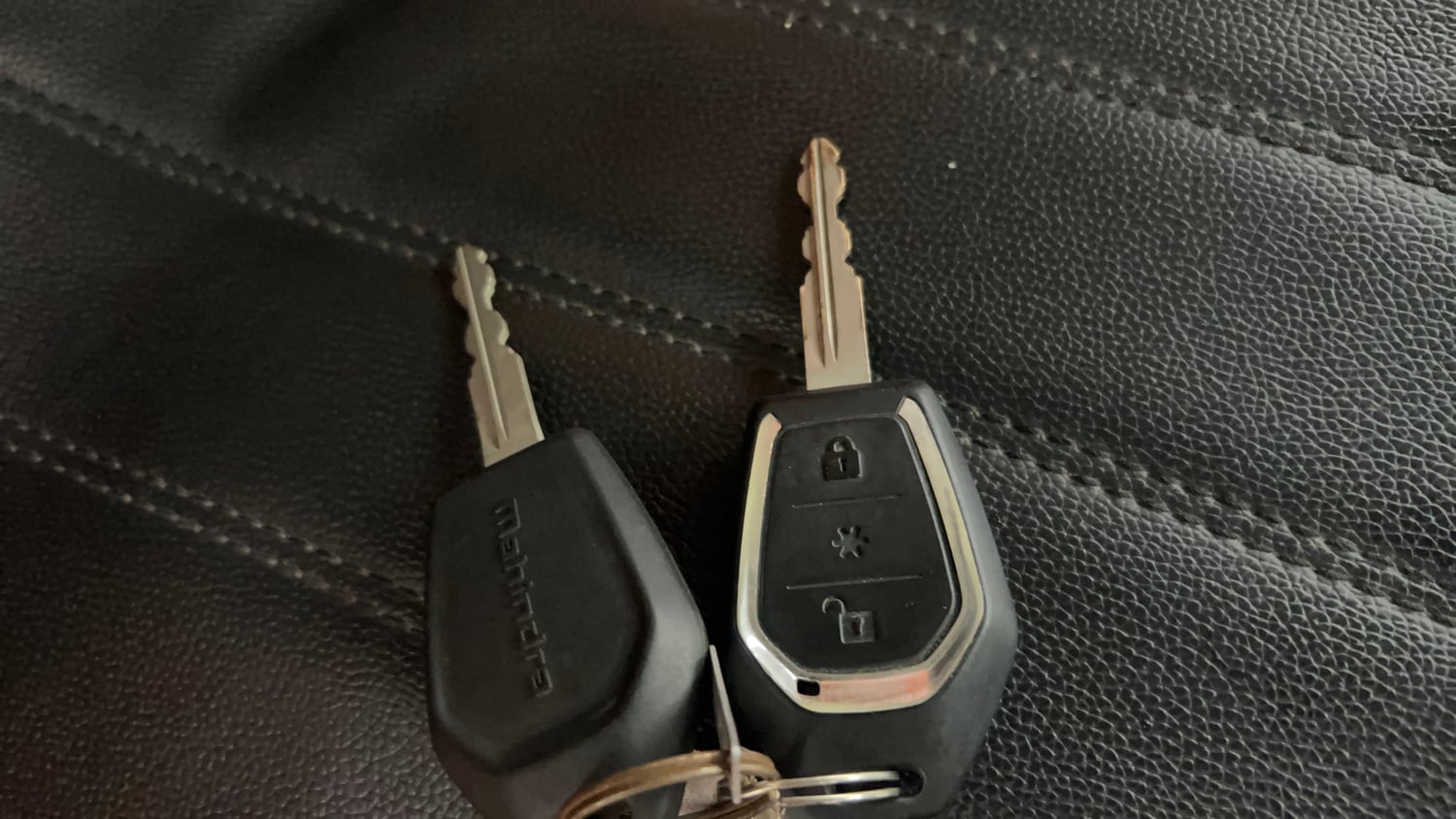 Used 2017 Mahindra TUV300 T8 mHAWK100 Dual Tone Diesel Manual extra CAR KEY VIEW