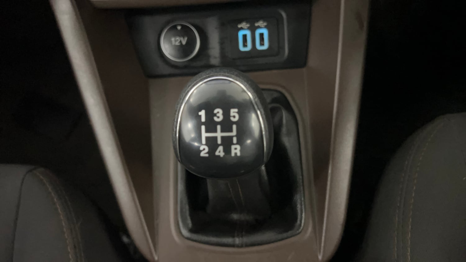 Used 2018 Ford Freestyle Titanium Plus 1.2 Ti-VCT Petrol Manual interior GEAR  KNOB VIEW