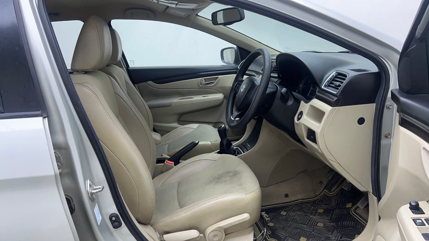 Used 2016 Maruti Suzuki Ciaz ZXi Petrol Manual interior RIGHT SIDE FRONT DOOR CABIN VIEW