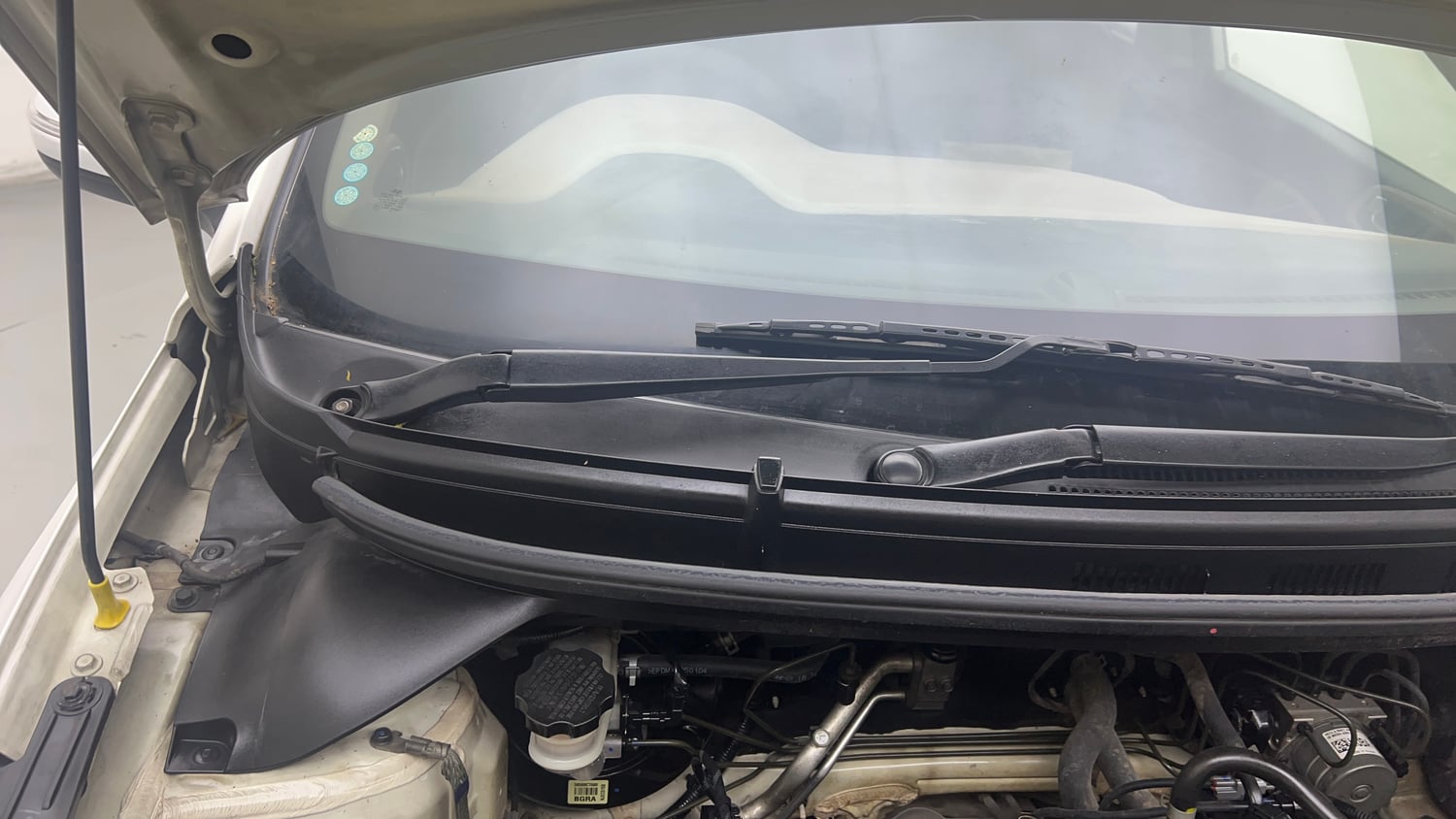 Used 2018 Hyundai Elite i20 Asta 1.2 (O) Petrol Manual engine ENGINE RIGHT SIDE HINGE & APRON VIEW