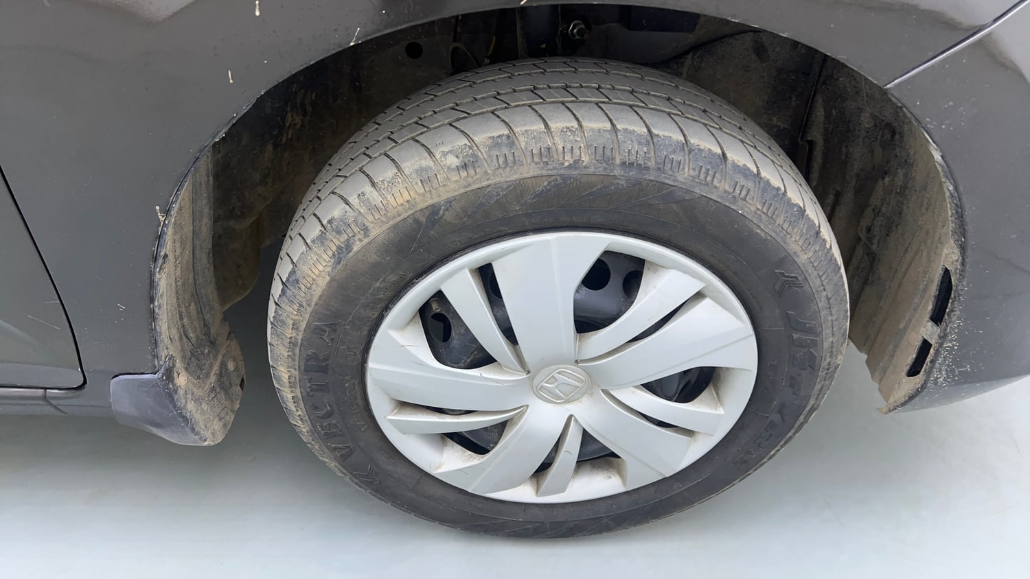 Used 2024 Honda Amaze S 1.2 Petrol MT Petrol Manual tyres RIGHT FRONT TYRE RIM VIEW