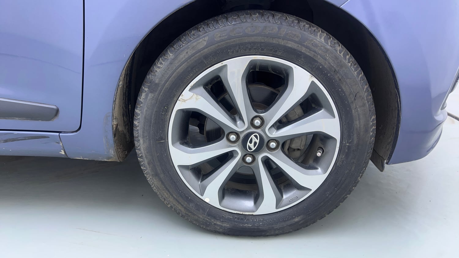 Used 2014 Hyundai Xcent S AT 1.2 (O) Petrol Automatic tyres RIGHT FRONT TYRE RIM VIEW