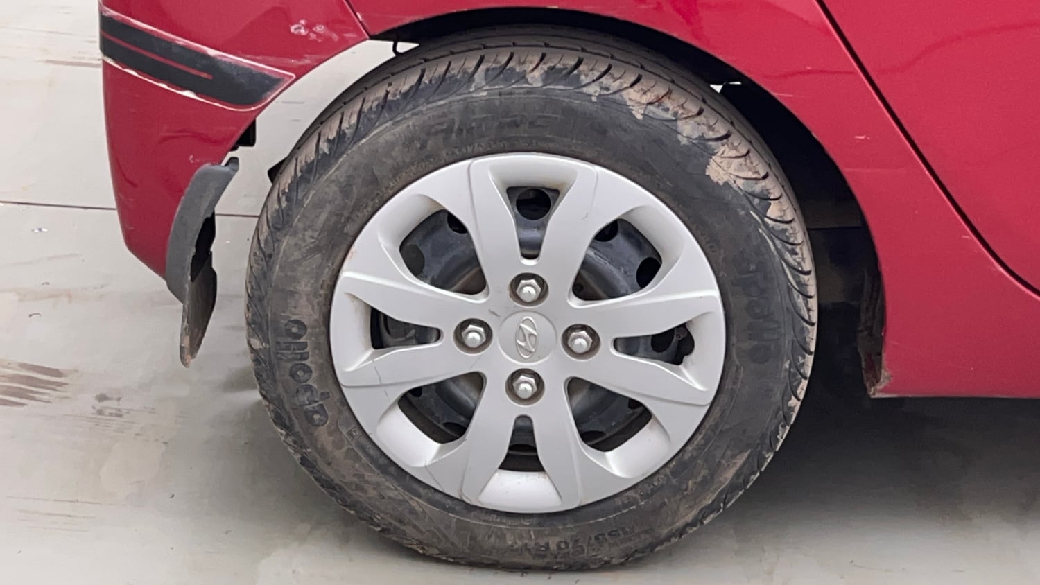 Used 2017 Hyundai Eon Sportz Petrol Manual tyres RIGHT REAR TYRE RIM VIEW