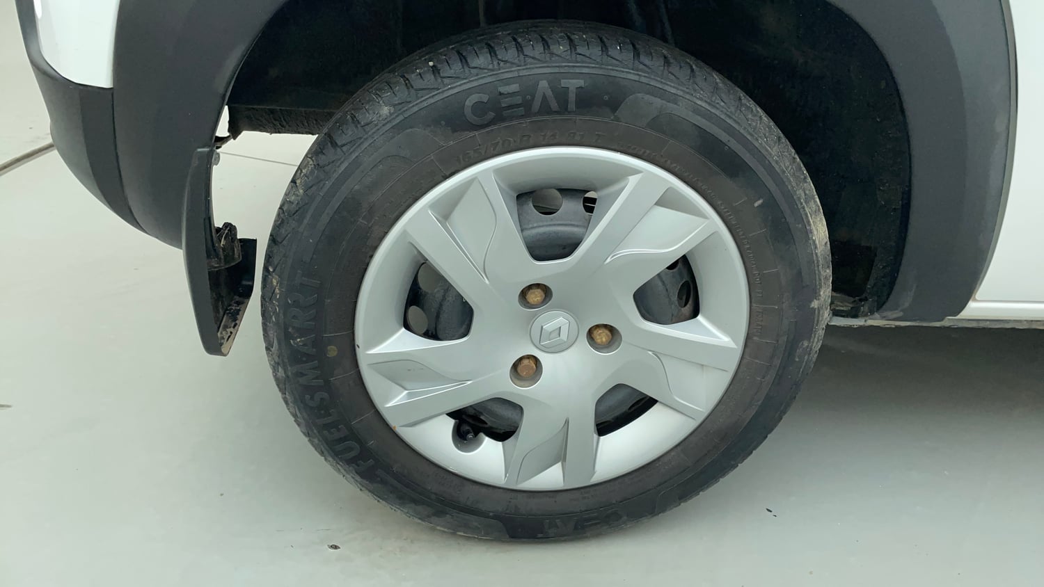 Used 2021 Renault Kwid RXT 1.0 Opt Petrol Manual tyres RIGHT REAR TYRE RIM VIEW