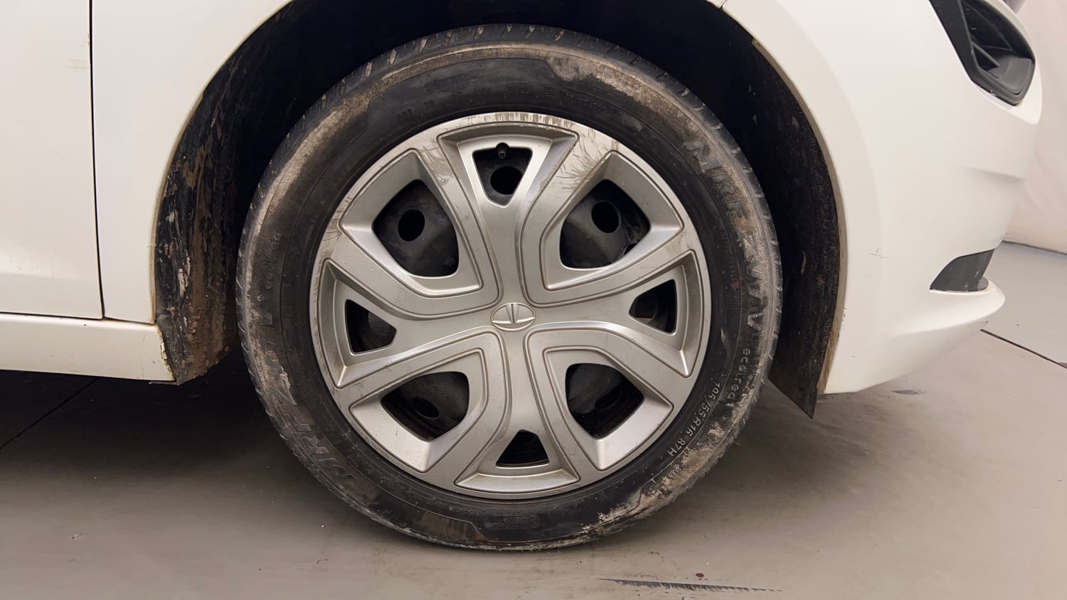Used 2022 Tata Altroz XM Plus Petrol Petrol Manual tyres RIGHT FRONT TYRE RIM VIEW