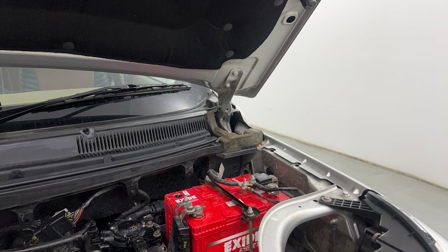 Used 2016 Mahindra TUV300 T8 Diesel Manual engine ENGINE LEFT SIDE HINGE & APRON VIEW