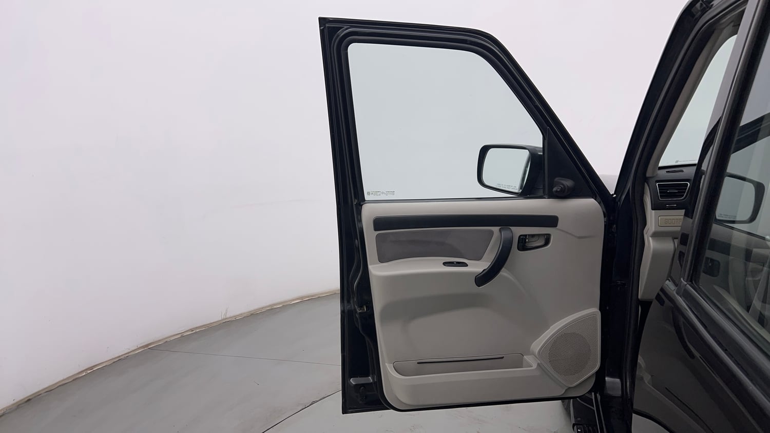 Used 2016 Mahindra Scorpio S6 Plus Diesel Manual interior LEFT FRONT DOOR OPEN VIEW