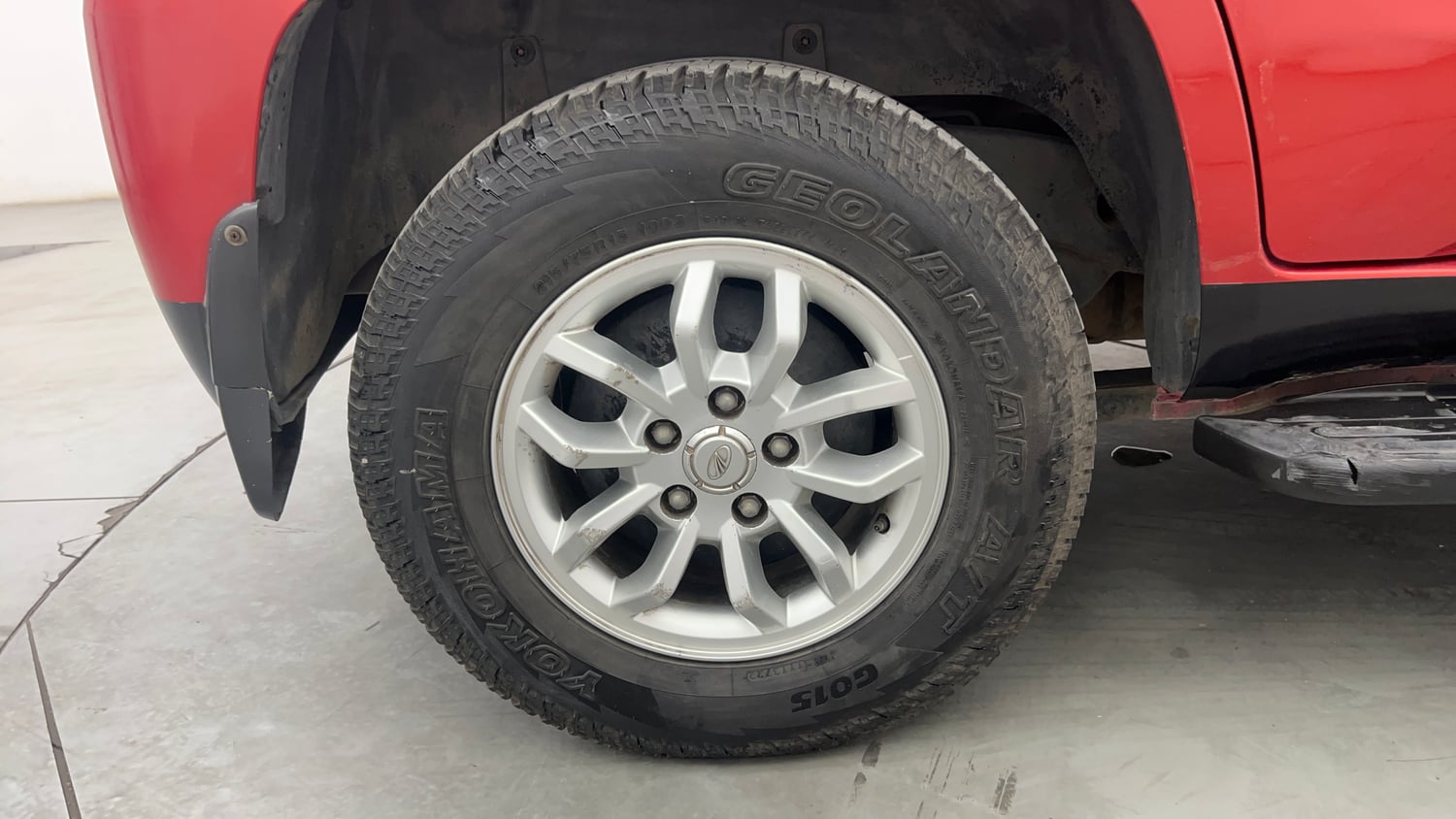 Used 2017 Mahindra TUV300 T8 mHAWK100 Dual Tone Diesel Manual tyres RIGHT REAR TYRE RIM VIEW