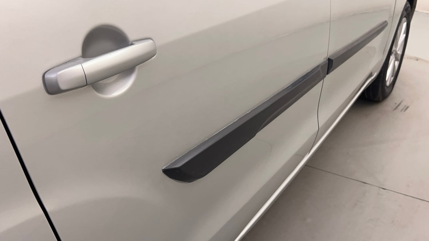 Used 2015 Maruti Suzuki Ertiga ZXi Petrol Manual dents MINOR SCRATCH