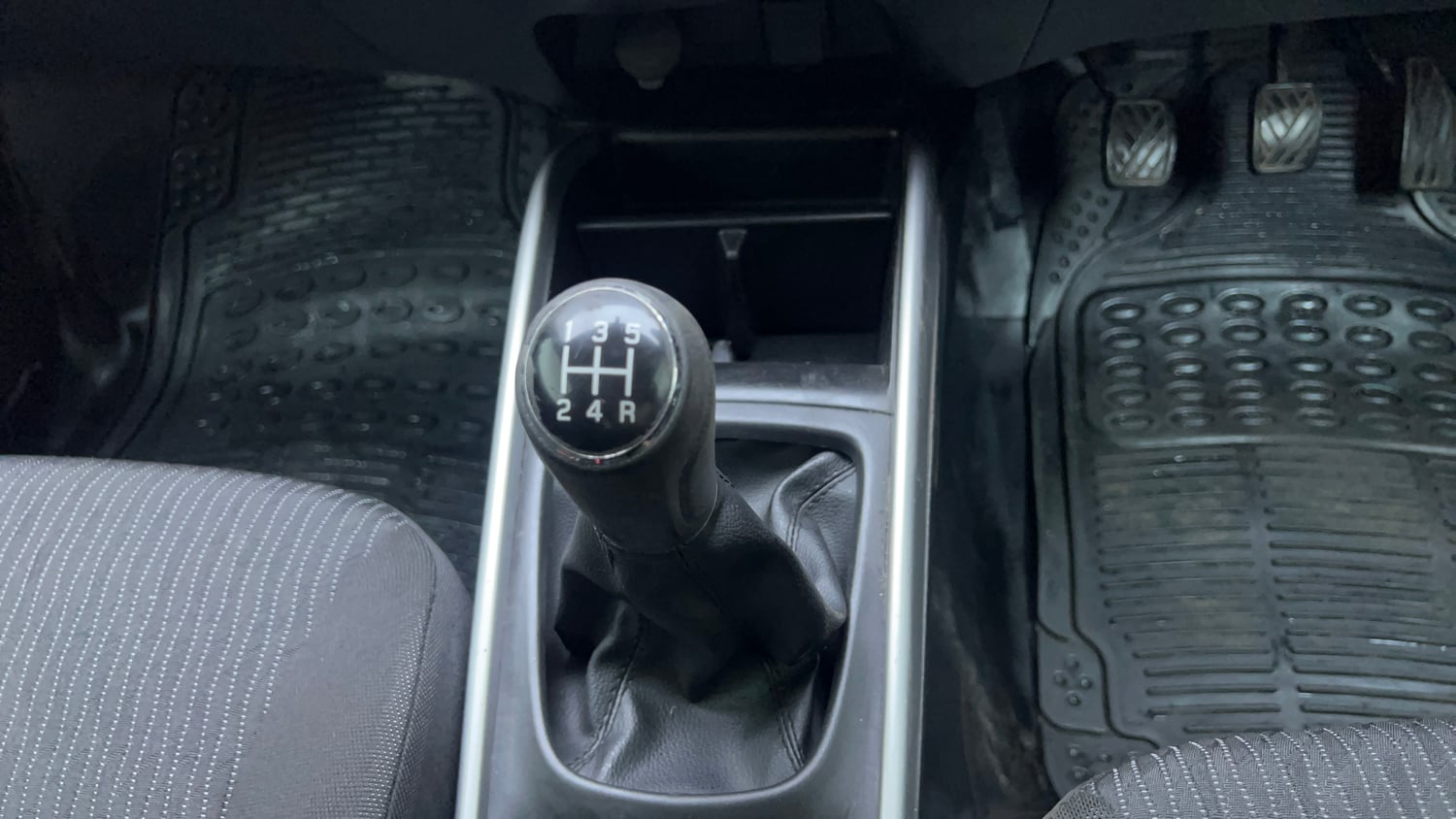 Used 2017 Maruti Suzuki Baleno Zeta 1.2 Petrol Manual interior GEAR  KNOB VIEW