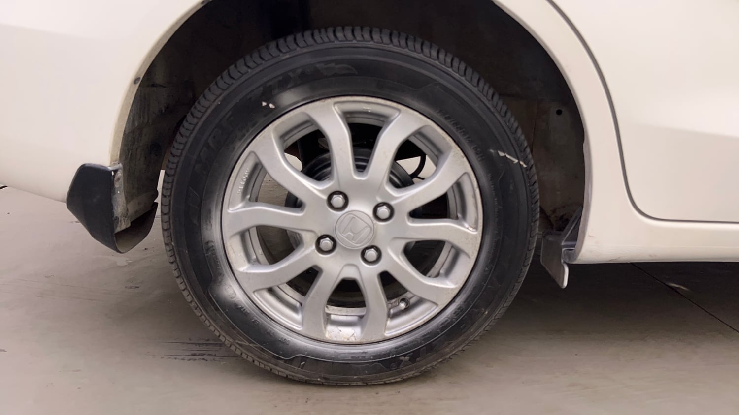 Used 2014 Honda Amaze 1.2 VX AT i-VTEC Petrol Automatic tyres RIGHT REAR TYRE RIM VIEW