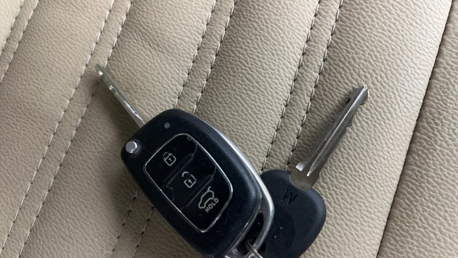 Used 2015 Hyundai Xcent S 1.2 (O) Petrol Manual extra CAR KEY VIEW