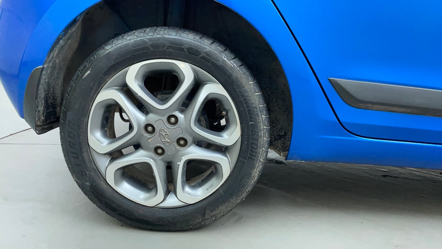 Used 2019 Hyundai Elite i20 Asta 1.2 (O) Petrol Manual tyres RIGHT REAR TYRE RIM VIEW