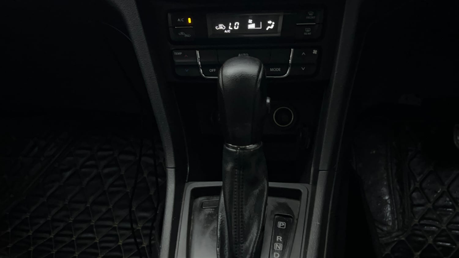 Used 2020 Maruti Suzuki Vitara Brezza VXi AT SHVS Petrol Automatic interior GEAR  KNOB VIEW