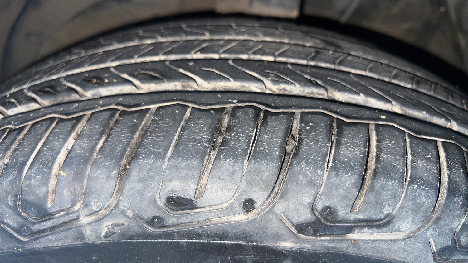 Used 2017 Maruti Suzuki Baleno Zeta 1.2 Petrol Manual tyres LEFT FRONT TYRE TREAD VIEW