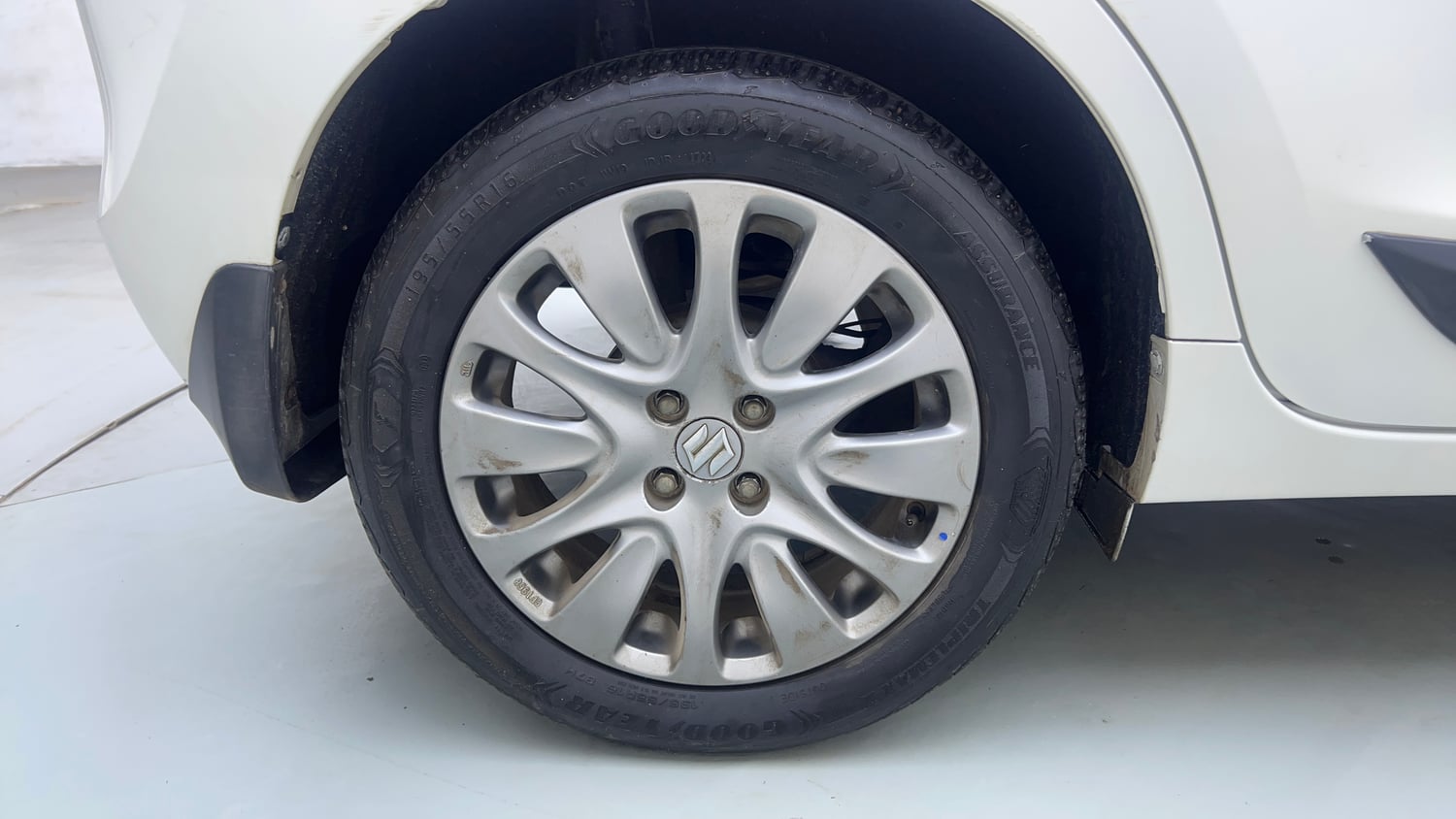Used 2016 Maruti Suzuki Baleno Zeta 1.2 Petrol Manual tyres RIGHT REAR TYRE RIM VIEW