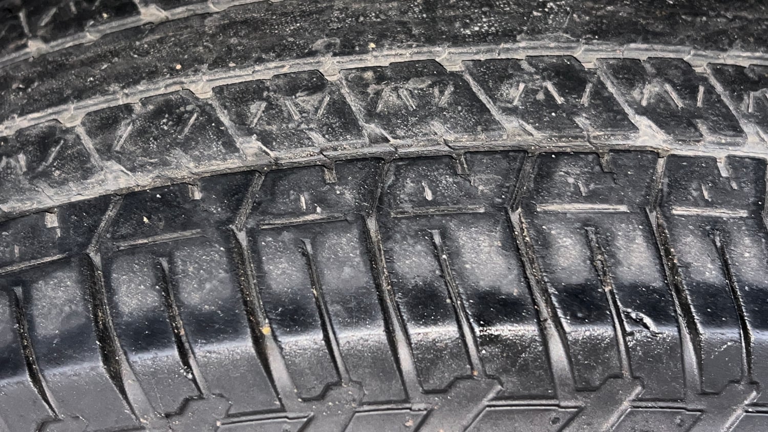 Used 2016 Mahindra Scorpio S6 Plus Diesel Manual tyres RIGHT REAR TYRE TREAD VIEW