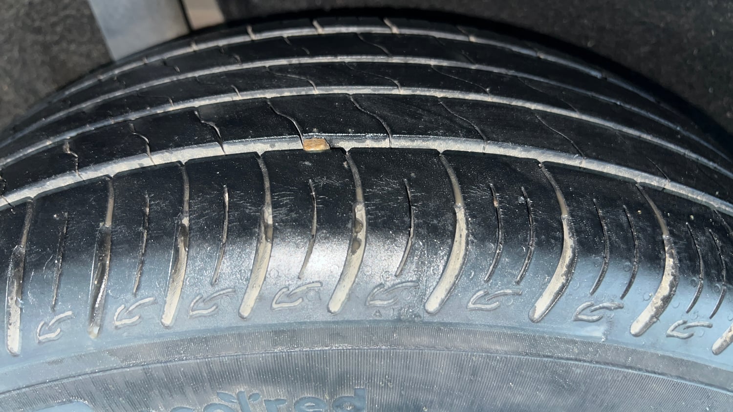 Used 2020 Maruti Suzuki Vitara Brezza VXi AT SHVS Petrol Automatic tyres RIGHT REAR TYRE TREAD VIEW