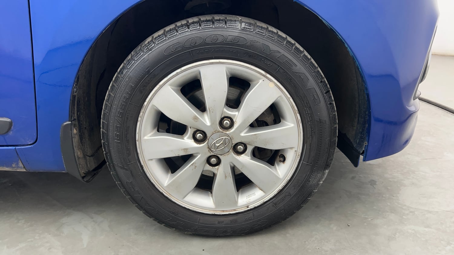 Used 2015 Hyundai Xcent S 1.2 (O) Petrol Manual tyres RIGHT FRONT TYRE RIM VIEW