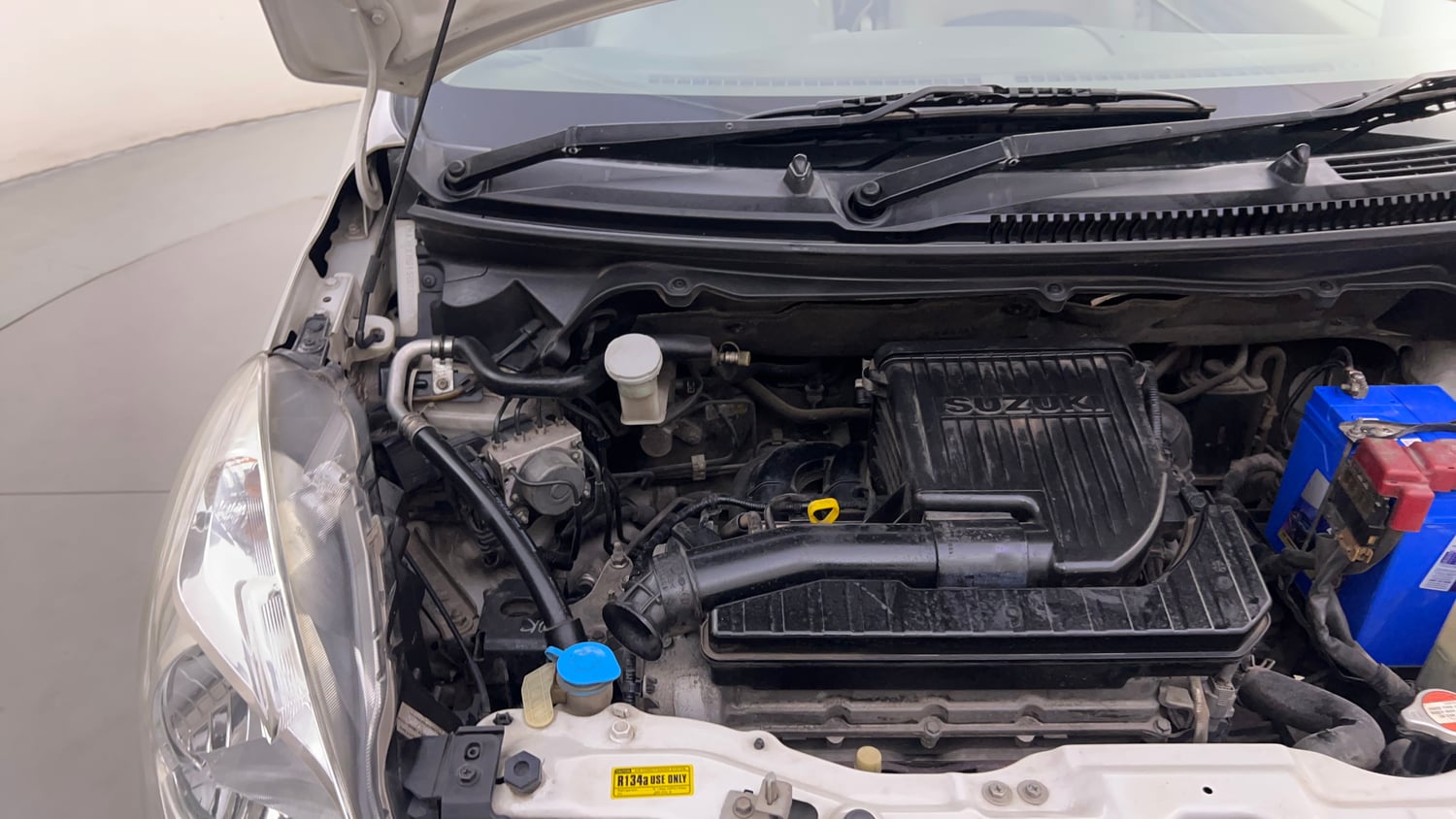 Used 2015 Maruti Suzuki Ertiga ZXi Petrol Manual engine ENGINE RIGHT SIDE HINGE & APRON VIEW
