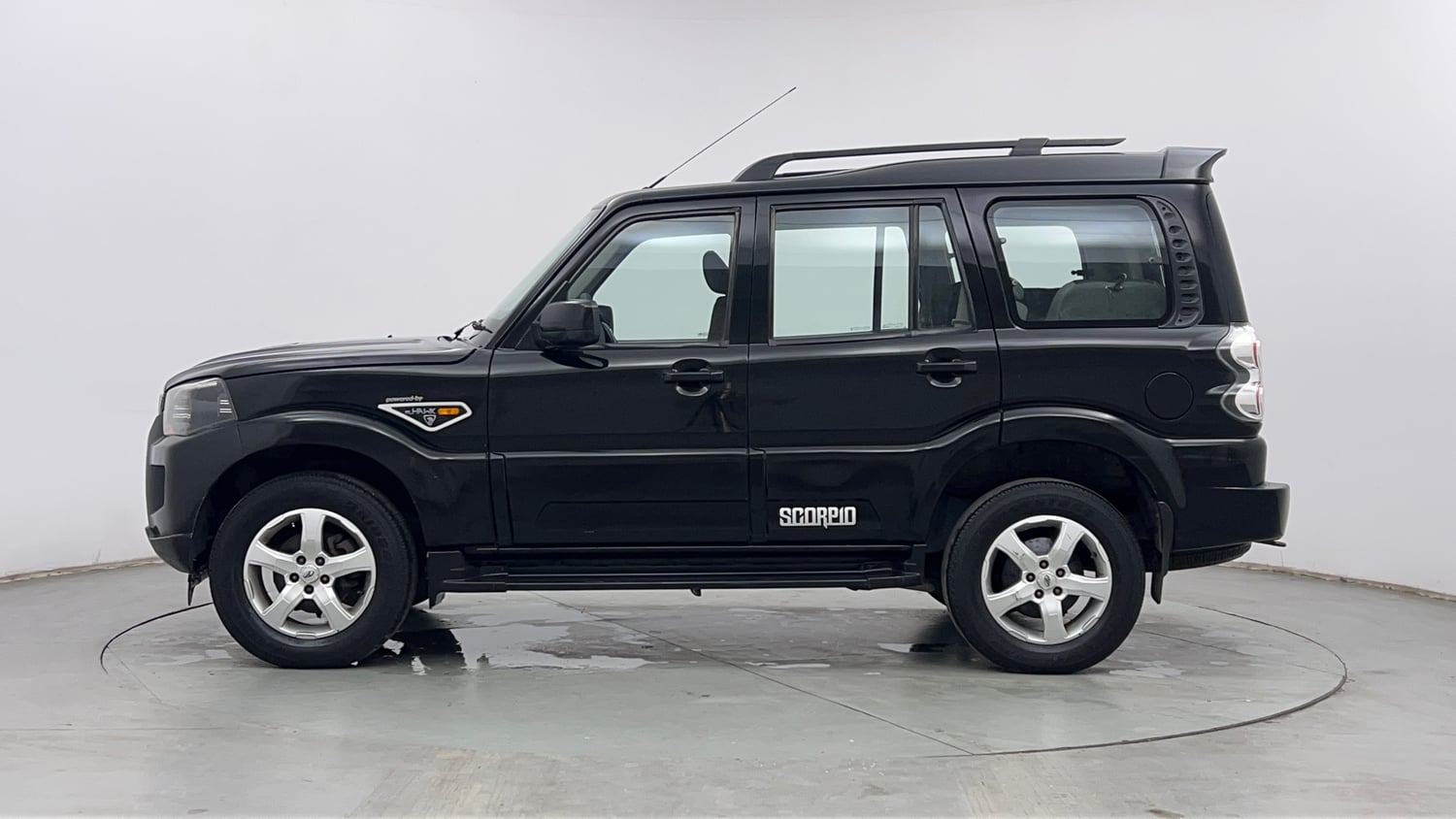 Used 2016 Mahindra Scorpio S6 Plus Diesel Manual exterior LEFT SIDE VIEW
