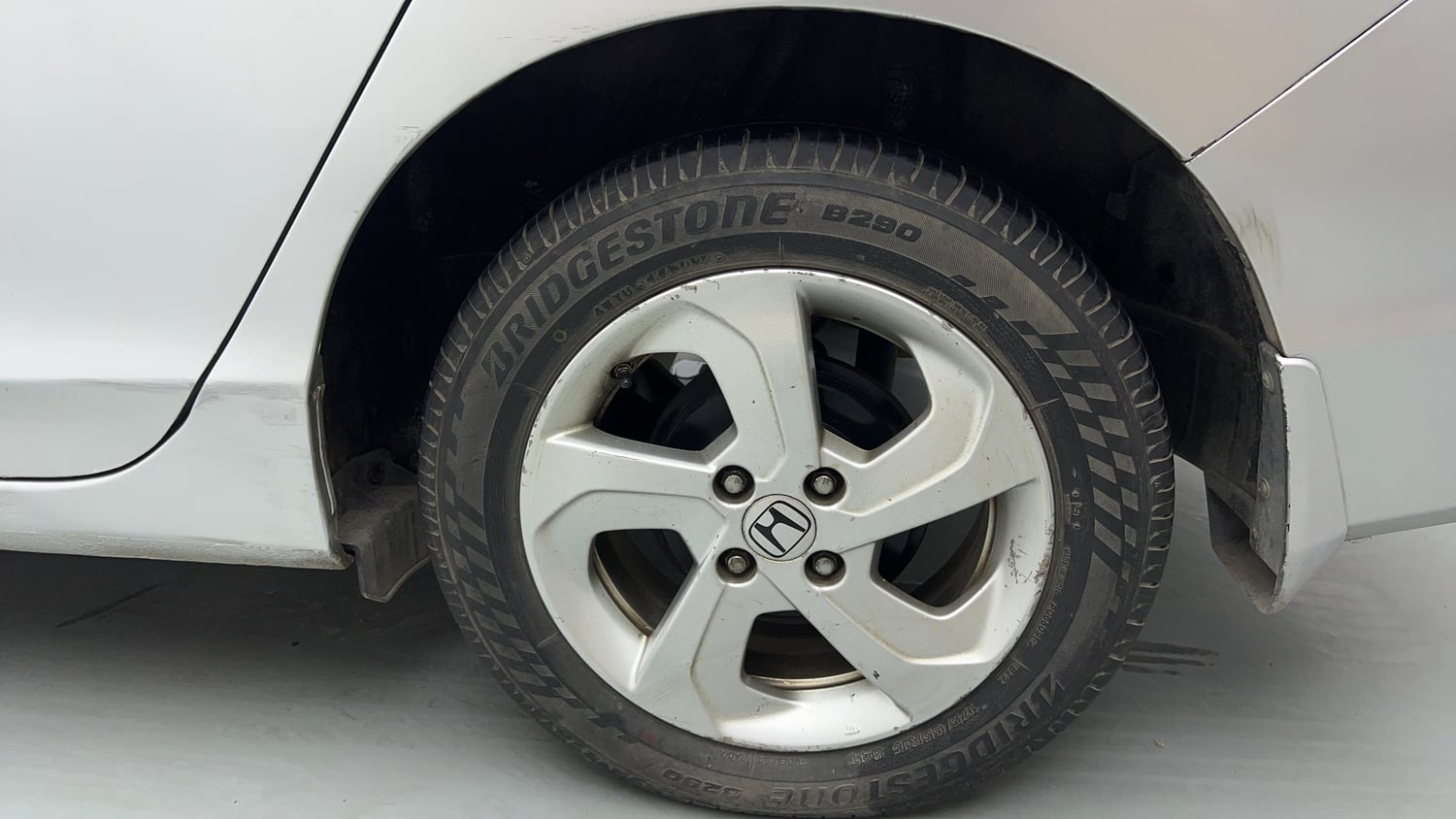 Used 2014 Honda City VX CVT Petrol Automatic tyres LEFT REAR TYRE RIM VIEW
