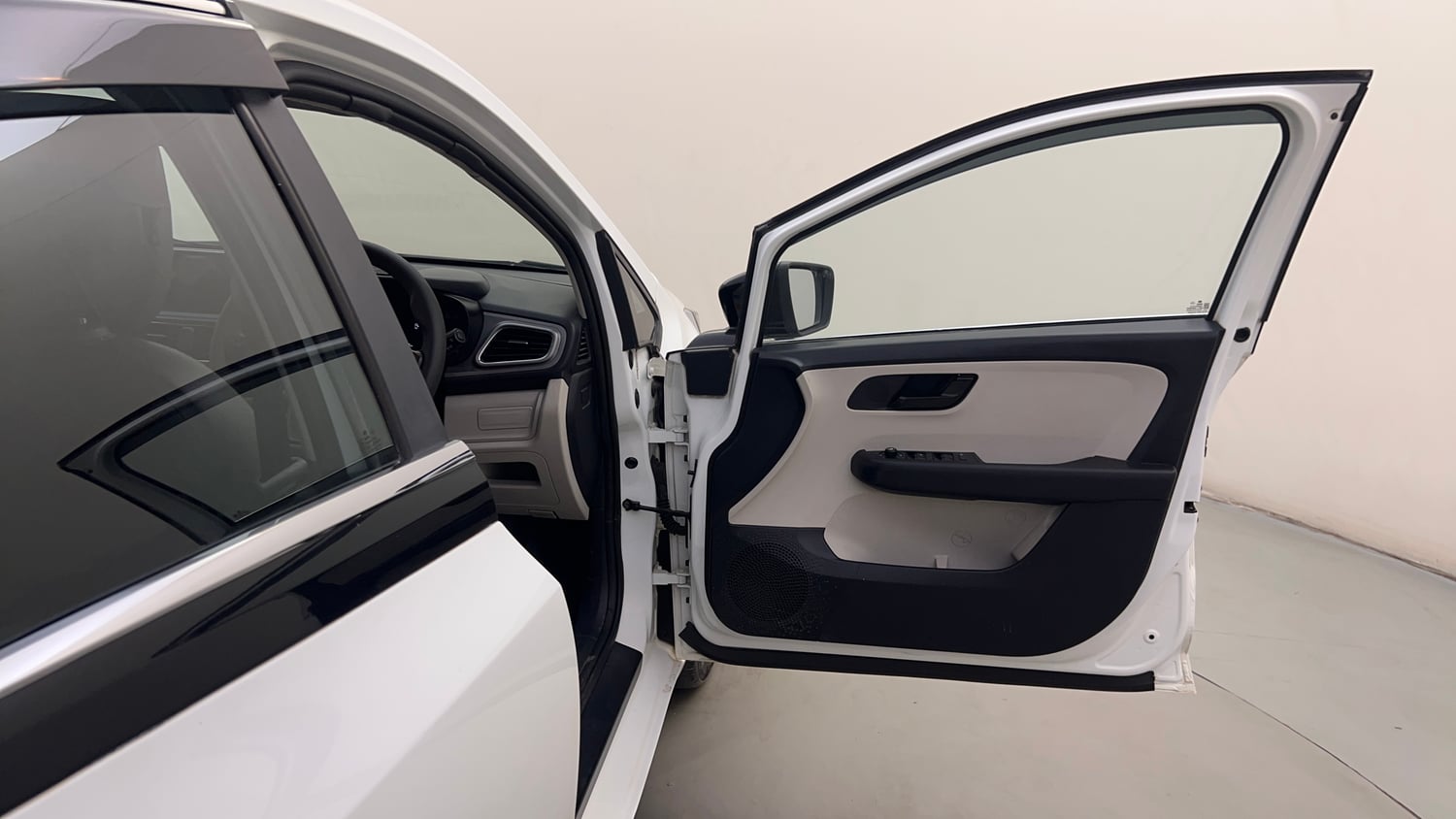 Used 2022 Tata Altroz XM Plus Petrol Petrol Manual interior RIGHT FRONT DOOR OPEN VIEW