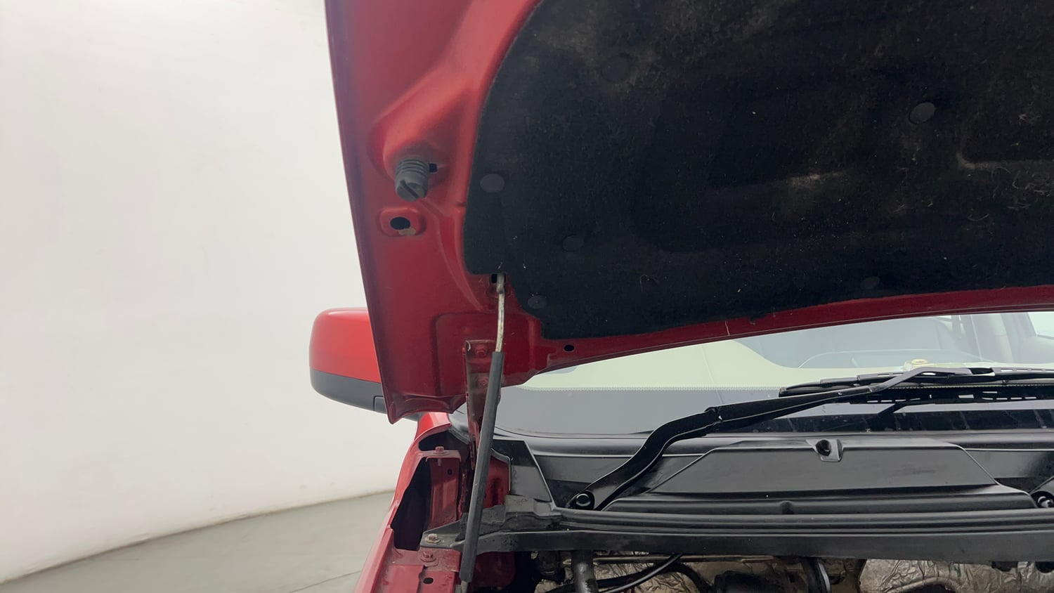 Used 2017 Mahindra TUV300 T8 mHAWK100 Dual Tone Diesel Manual engine ENGINE RIGHT SIDE HINGE & APRON VIEW