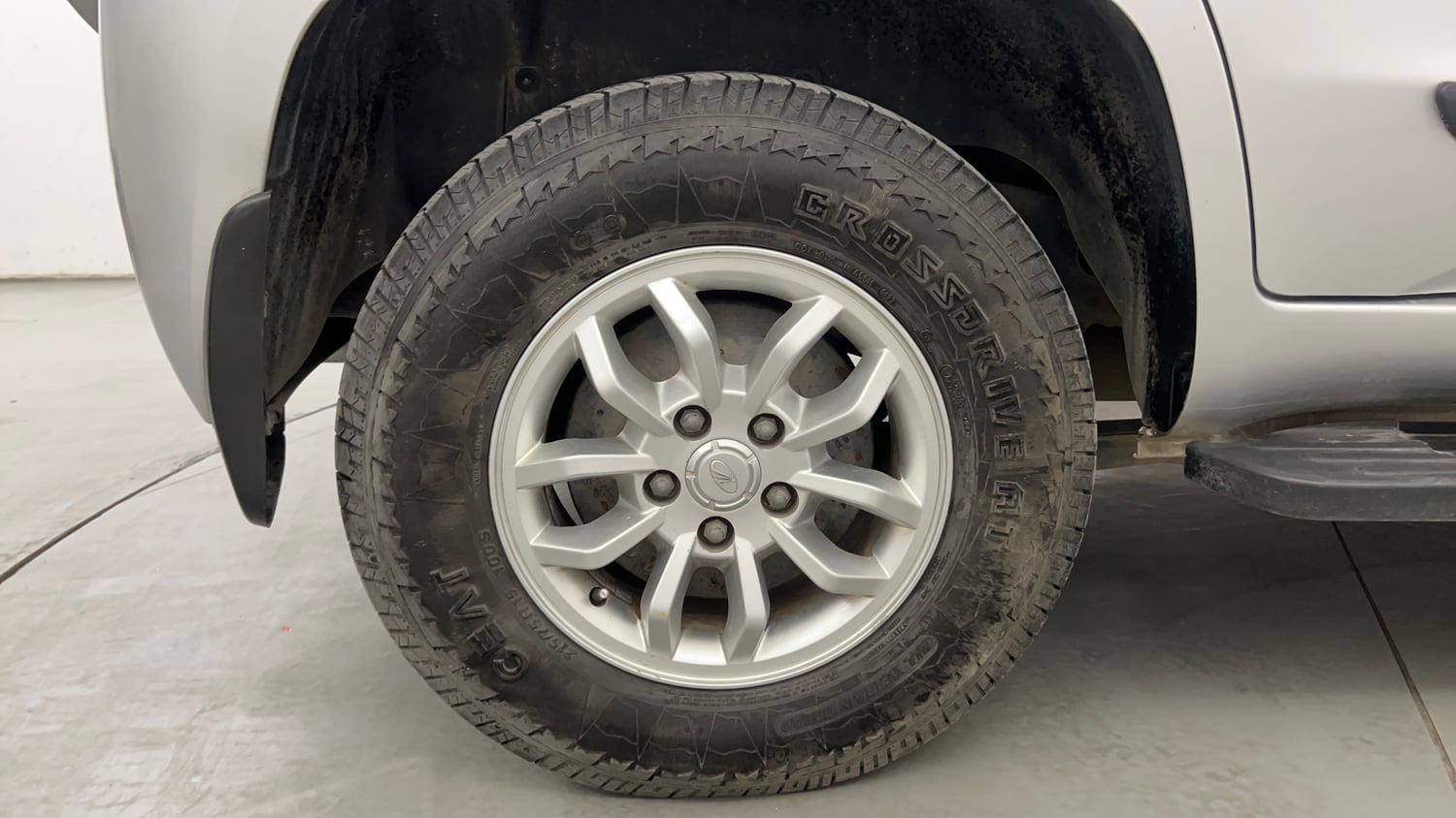 Used 2016 Mahindra TUV300 T8 Diesel Manual tyres RIGHT REAR TYRE RIM VIEW