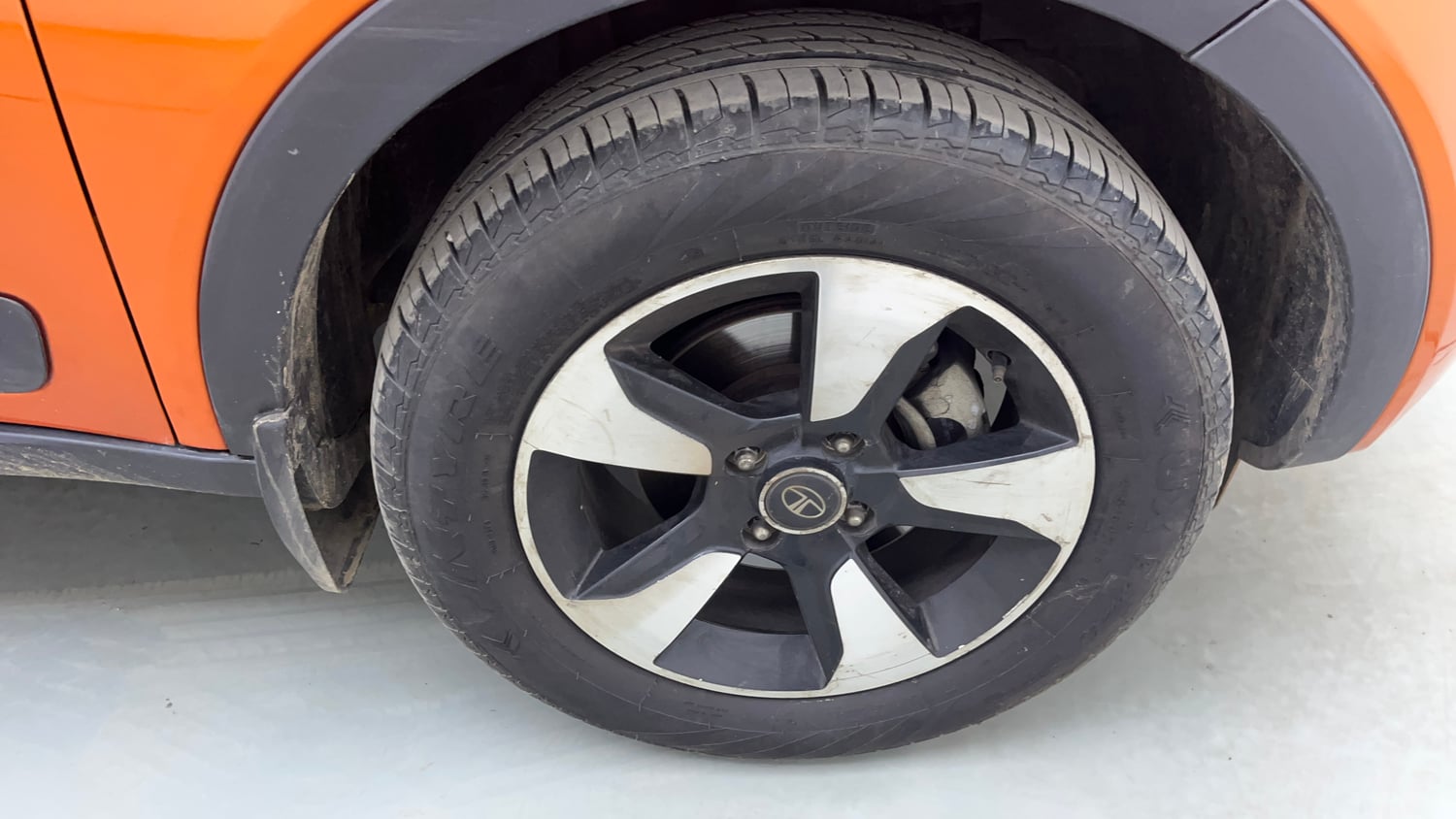 Used 2018 Tata Nexon XZA Plus Diesel Dual Tone Diesel Automatic tyres RIGHT FRONT TYRE RIM VIEW