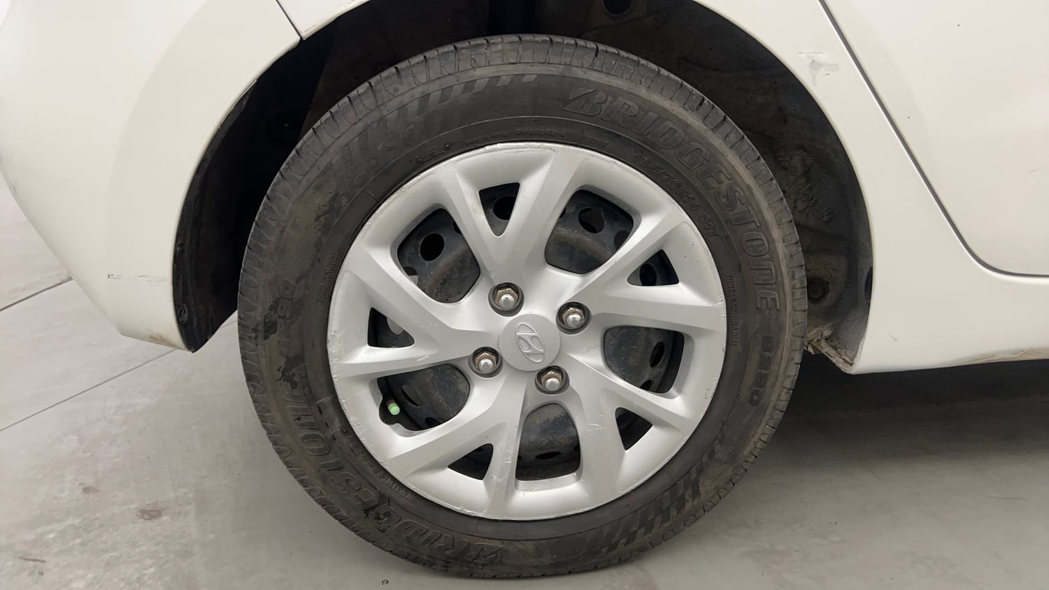 Used 2018 Hyundai Grand i10 Magna AT 1.2 Kappa VTVT Petrol Automatic tyres RIGHT REAR TYRE RIM VIEW