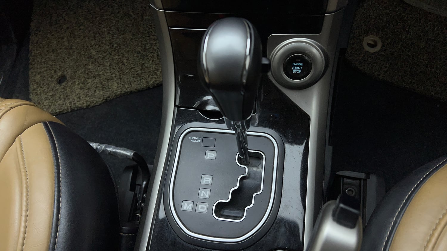 Used 2019 Mahindra XUV500 W11 AT Diesel Automatic interior GEAR  KNOB VIEW