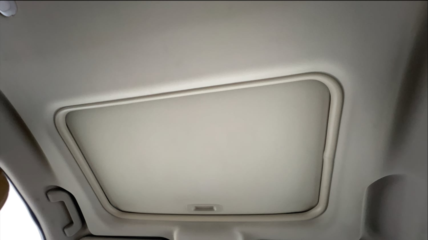 Used 2019 Mahindra XUV500 W11 AT Diesel Automatic top_features Sunroof