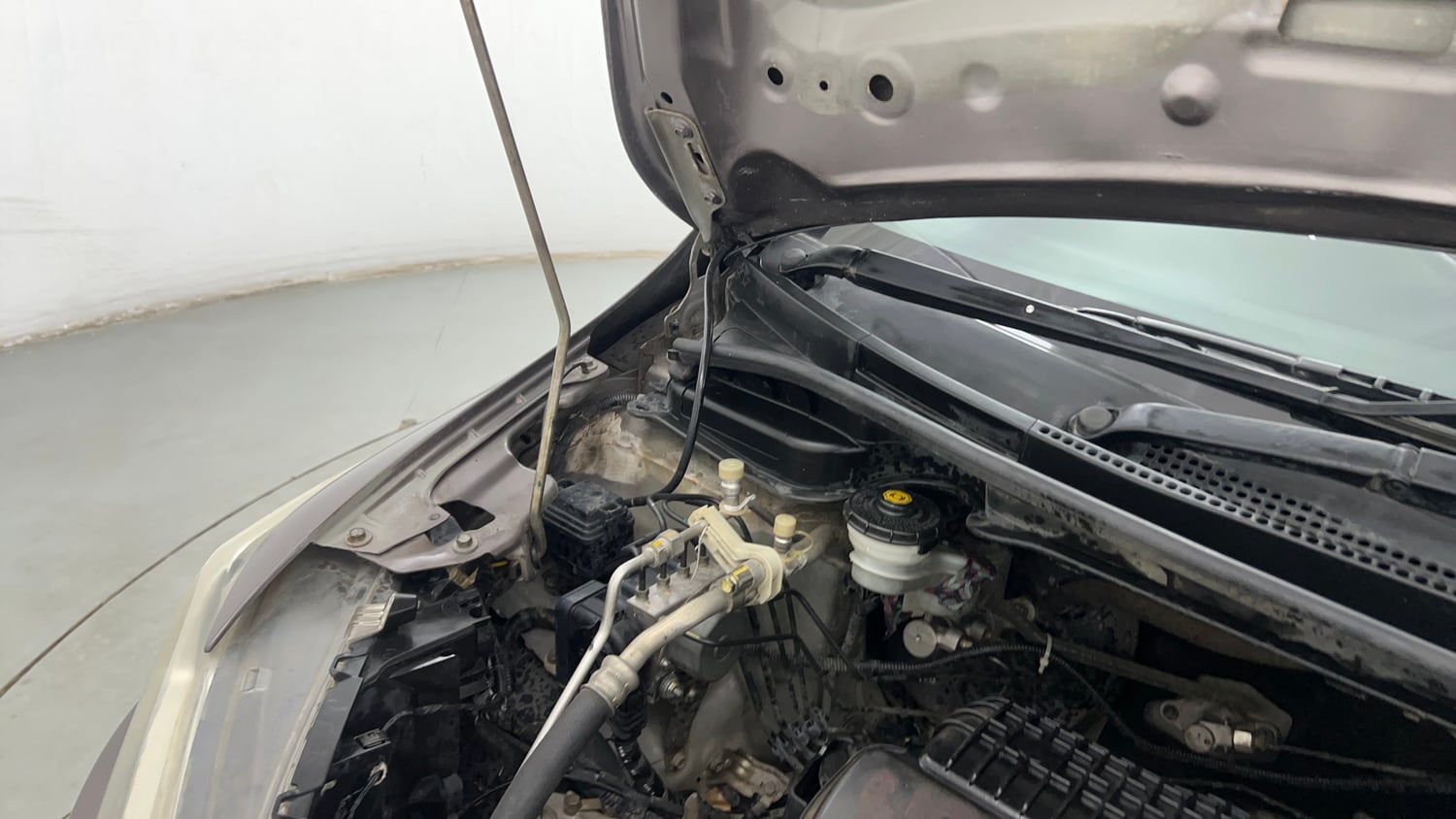 Used 2016 Honda Jazz VX Petrol+cng(outside fitted) Cng Manual engine ENGINE RIGHT SIDE HINGE & APRON VIEW