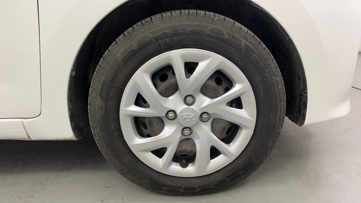 Used 2018 Hyundai Grand i10 Magna AT 1.2 Kappa VTVT Petrol Automatic tyres RIGHT FRONT TYRE RIM VIEW
