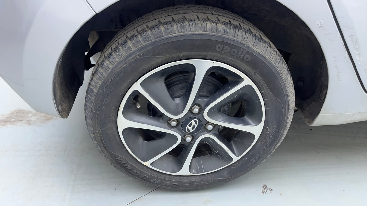 Used 2017 Hyundai Grand i10 Asta 1.2 Kappa VTVT Petrol Manual tyres RIGHT REAR TYRE RIM VIEW