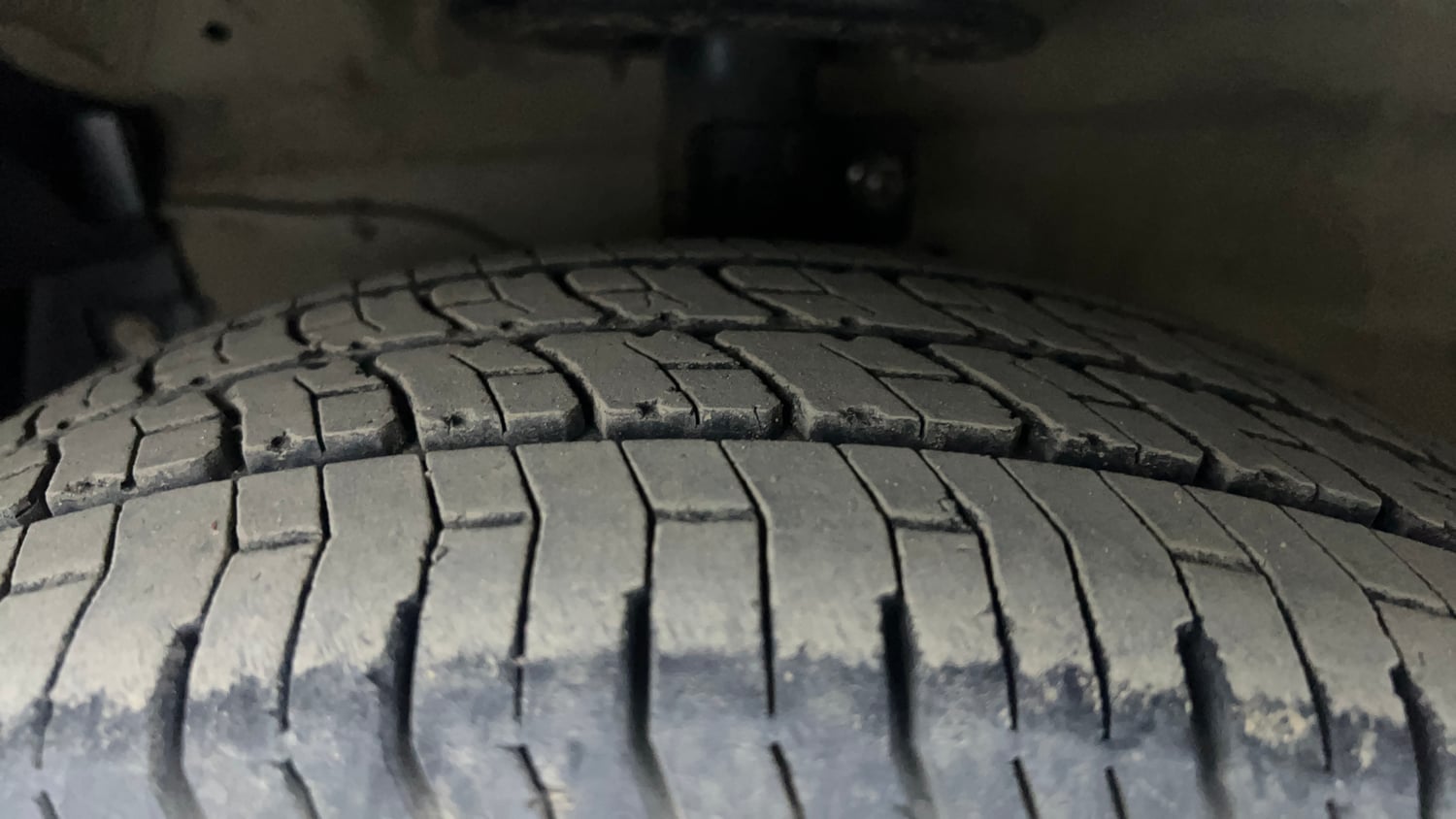 Used 2016 Maruti Suzuki Ciaz ZXi Petrol Manual tyres LEFT FRONT TYRE TREAD VIEW