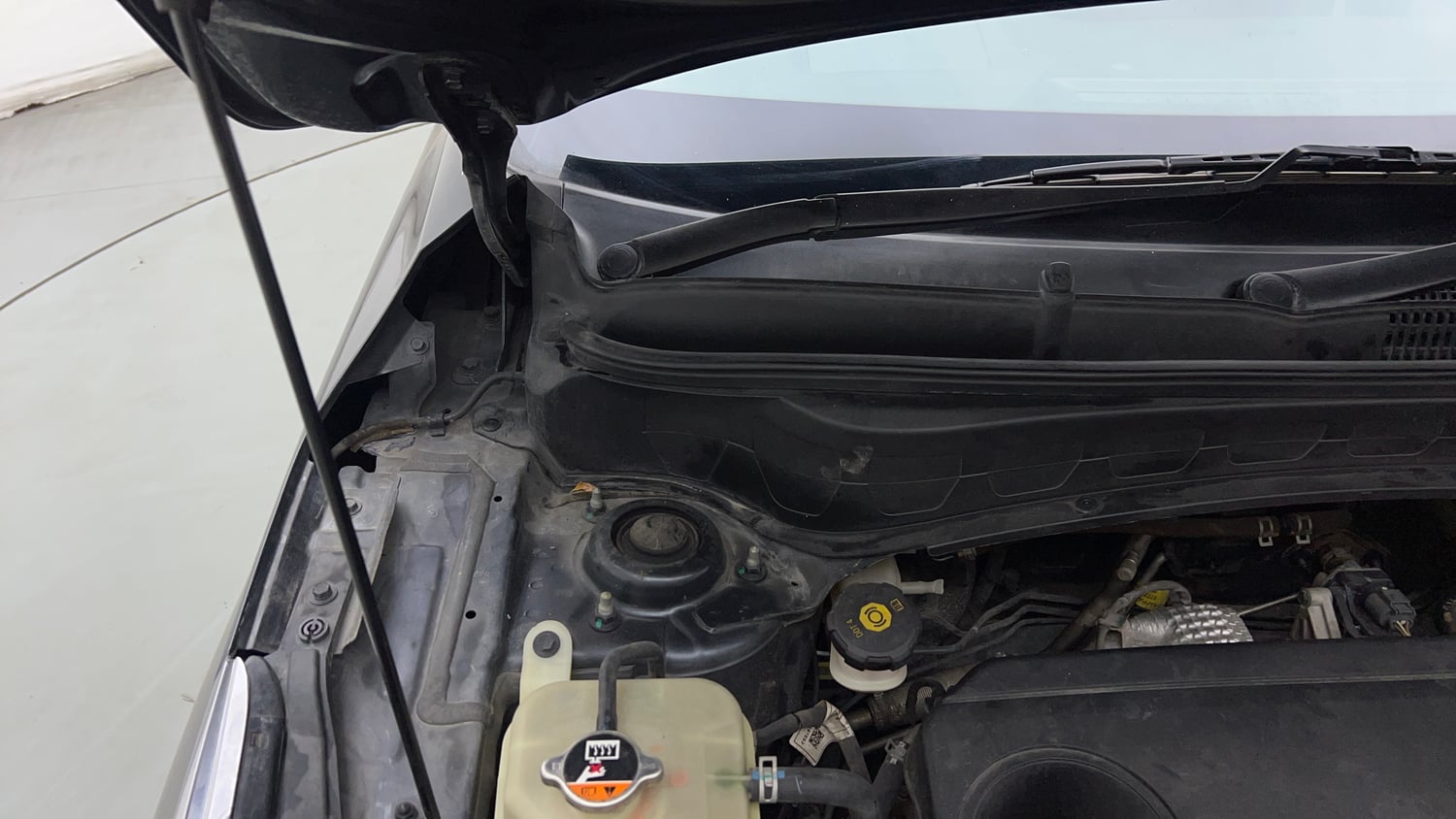 Used 2019 kia Seltos GTX Plus DCT 1.4 Petrol Automatic engine ENGINE RIGHT SIDE HINGE & APRON VIEW