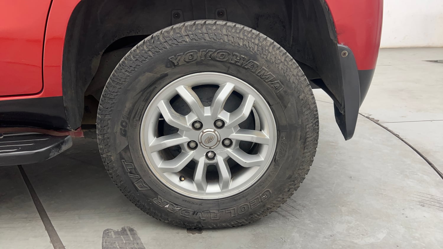 Used 2017 Mahindra TUV300 T8 mHAWK100 Dual Tone Diesel Manual tyres LEFT REAR TYRE RIM VIEW