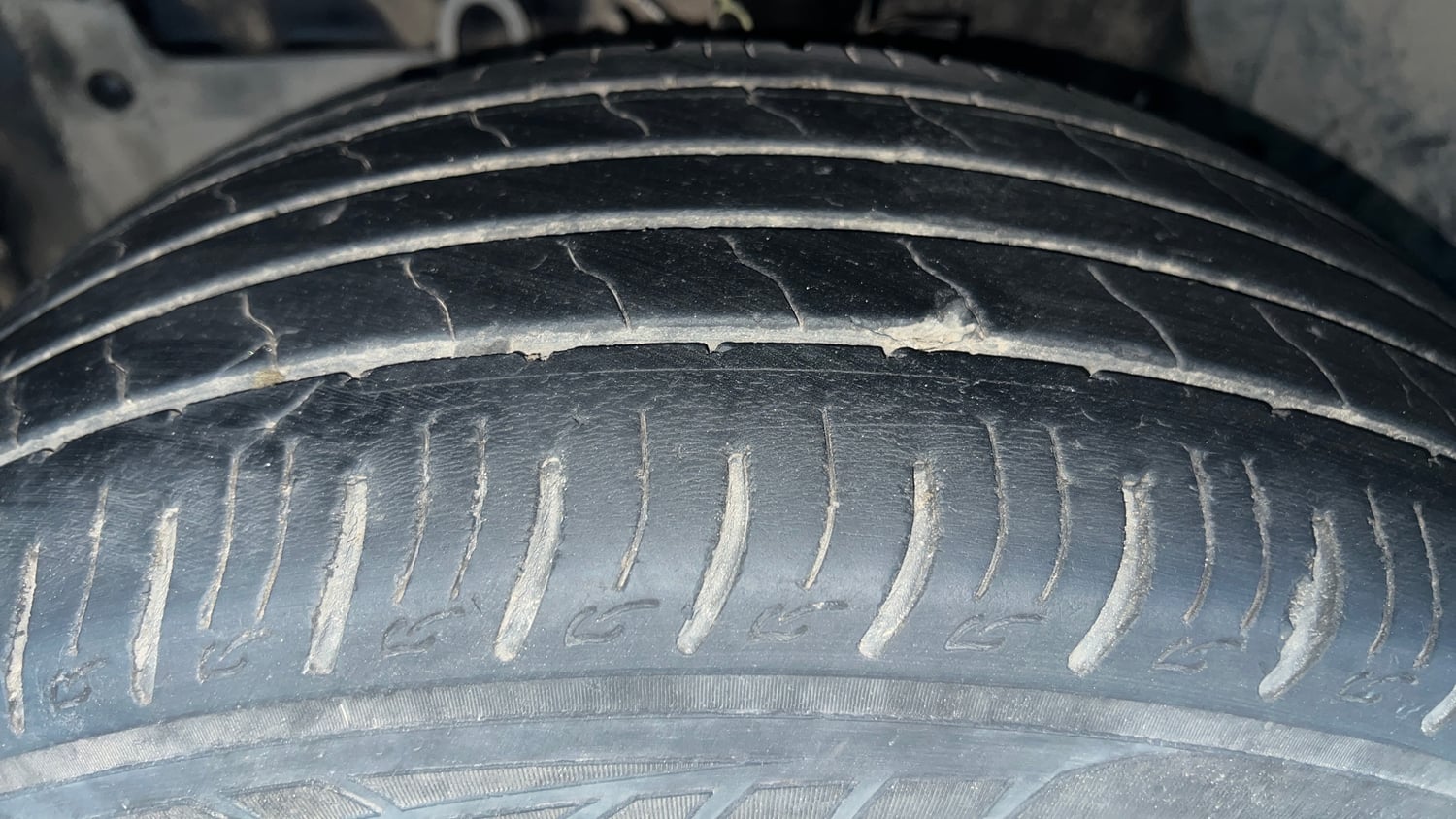 Used 2020 Maruti Suzuki Vitara Brezza VXi AT SHVS Petrol Automatic tyres LEFT FRONT TYRE TREAD VIEW